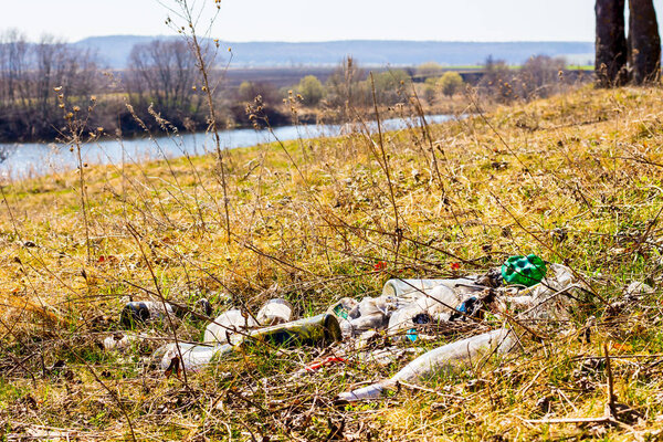 Куча мусора на берегу реки. Загрязнение окружающей среды Эколь

