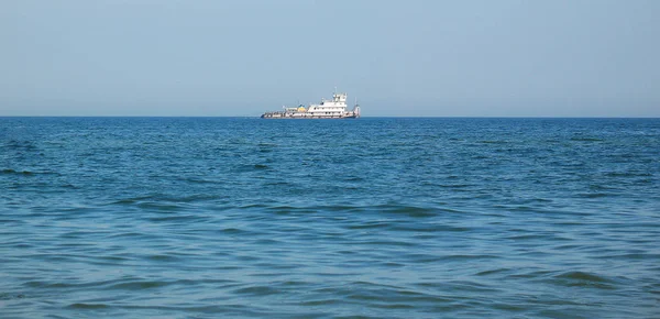 Blue endless sea, on horizon - steamship _ — стоковое фото