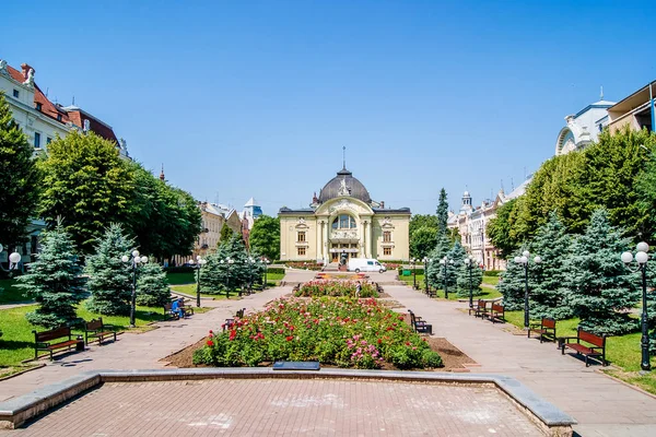 Cidade de Chernivtsi. Ucrânia. Chernivtsi Music and Drama Theatre (em inglês). Su — Fotografia de Stock