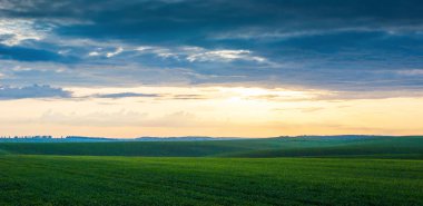 Geniş alan ve bulutlu, fırtınalı gökyüzü günbatımı sırasında akşam