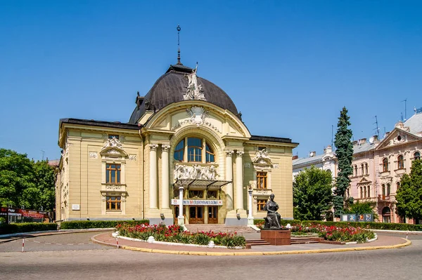 Місто Чернівці. Україна. Чернівці музично-драматичний театр. Су — стокове фото