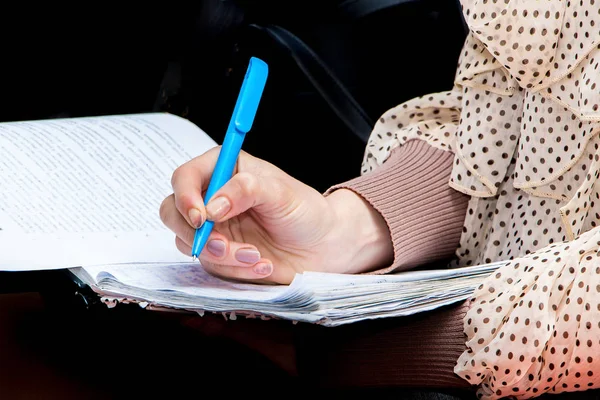 Schülerin mit Stift in der Hand notiert wichtige Informationen — Stockfoto