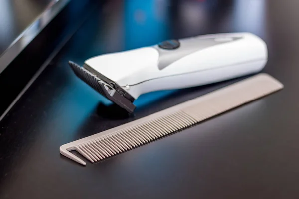 Comb and a haircut machine in  barbershop on  master's table_ — Stock Photo, Image