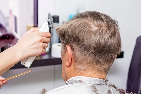 Estilo de cabelo elegante para um homem idoso no salão de cabeleireiro — Fotografia de Stock