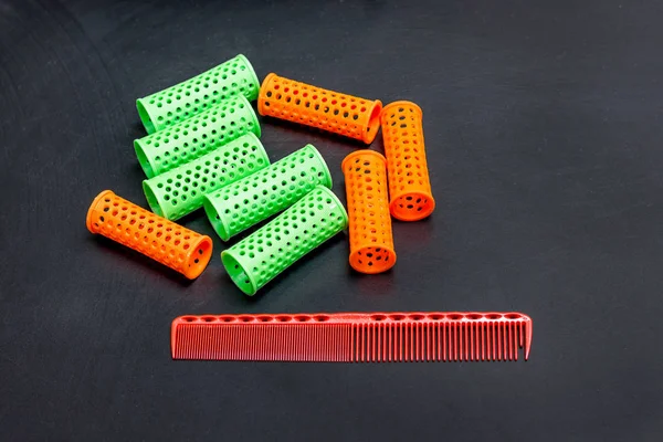 A table in hairdressing salon, on which lie  curlers and  comb_ — Stock Photo, Image