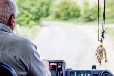 Otobüs şoförü güvenle yöneten bir araç kırsal r üzerinde sürme