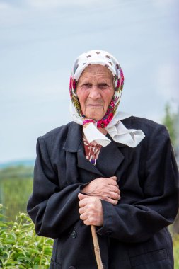 Ukrayna. Lehistan'a bölge. Mayıs 2018. Yalnız terk edilmiş elderl