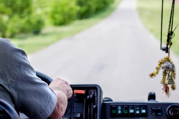 Conductor de autobús gestiona vehículo, llevando personas a lo largo de turista — Foto de Stock