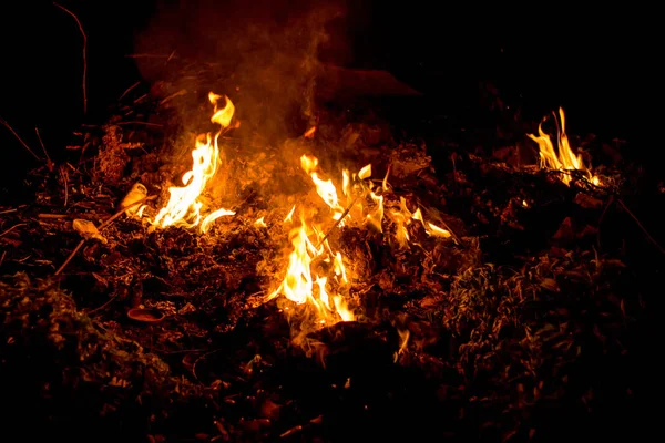 Grande incendio di notte in discarica. Rifiuti in fiamme e rifiuti — Foto Stock