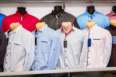 Erkek gömlek moda butik vitrinde üzerinde. Şık giysiler 