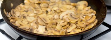 Kızartma tavasında mantar hazırlamak. Faydalı besleyici yiyecekler.