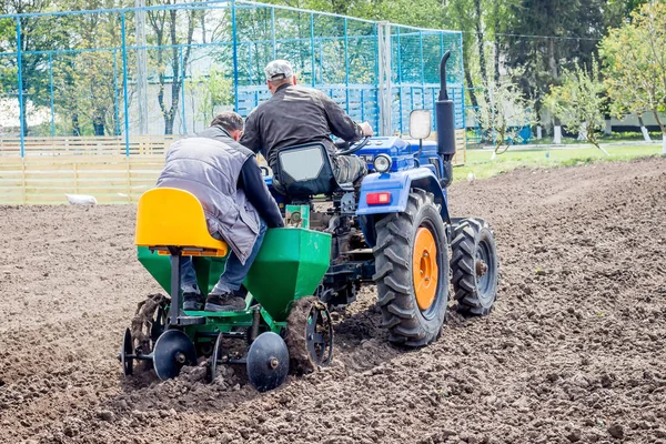 Obwód chmielnicki, Ukraina. Maj 2018. Sadzenie ziemniaków — Zdjęcie stockowe