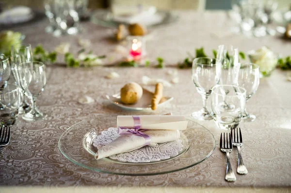 Mesa de restaurante preparada para a festa de casamento — Fotografia de Stock