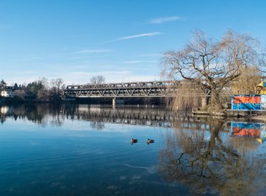 Sesto Calende, Lombardiya, İtalya, köprü Ticino nehrinde demir 