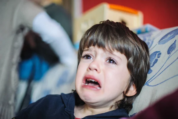 Грустный и плачущий ребенок в своем доме — стоковое фото