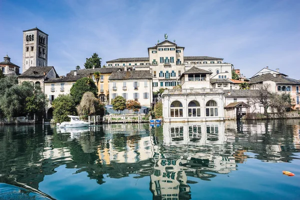 Vista de la isla de San Giulio en el lago Orta, piedmont, italia — Foto de Stock