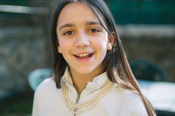 Portrait of smiling little girl — Stock Photo, Image