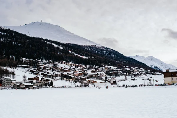 LIVIGNO, İtalya-Ocak 5, 2015: İtalyan Alpleri 'nin Livigno kış turistik ülkesi, kış tatili ile tanınır.