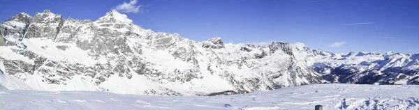 Panoramabild över bergslandskapet i Val d'Ossola, Alpe Deve — Stockfoto