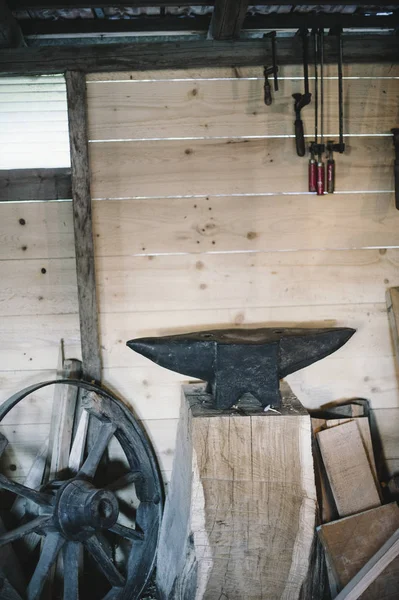 Oficina de carpintaria com bigorna e outras ferramentas — Fotografia de Stock
