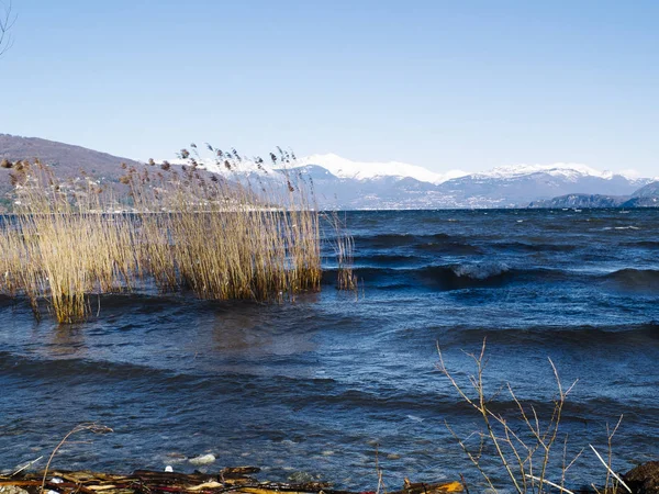 Lake Maggiore yatay, güçlü Rüzgar ve dalgalar