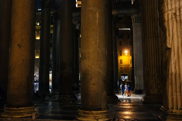 Roma-16 Eylül, 2017-Pantheon geceleri turistler sütunlar arasındaki ışıklar altında sessizce sohbet ediyorlar.