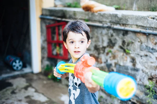 silah ve bir sunn su tüfekleri ile bahçede çocuk oyun