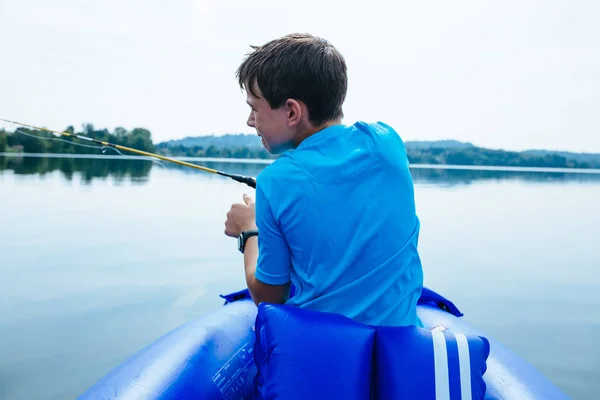 12-jarige jongen vissen in kano op Lake Monate — Stockfoto
