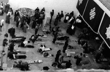 Çin-Tibet-Lhasa-Aralık 2002 Budist inananlar, siyah-beyaz arşiv fotoğrafı olan JhoKang tapınağının önünde dua ediyorlar.