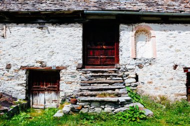 Dağ köyü kulübeleri, Alpe Devero, İtalya