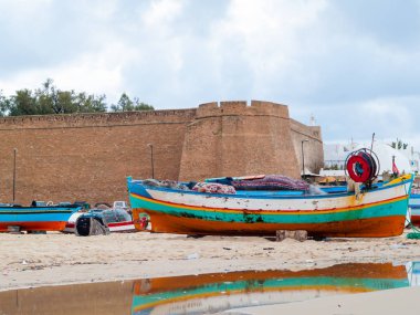 Hammamet-Tunus-şehir beach insanlar ve sonbaharda tekneler
