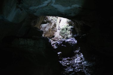 Orrido di Cunardo, Kompleks ve Lombardiya 'da eşsiz bir hidrojeolojik tünel. Bir tünel labirenti şeklinde gelişir, şimdi geniş, şimdi dar, yaklaşık yarım kilometre boyunca.
