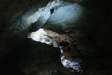 Orrido di Cunardo, Kompleks ve Lombardiya 'da eşsiz bir hidrojeolojik tünel. Bir tünel labirenti şeklinde gelişir, şimdi geniş, şimdi dar, yaklaşık yarım kilometre boyunca.