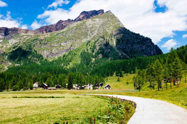 Patika ve dağ manzarası, Alpe Devero, İtalya