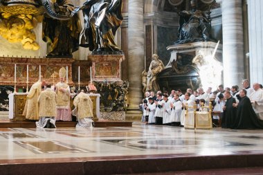 Roma-İtalya-10-24-2015. Kutsal Papalık ayini Aziz Peter 's Chair' de, Latince Ayin 'de, Vatikan' daki Aziz Peter Bazilikası 'nda, hac Summorum Pontificum