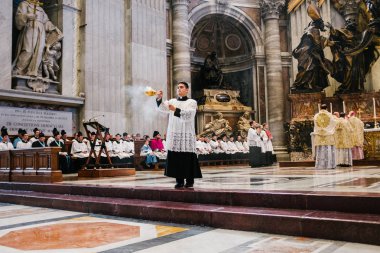 Roma-İtalya-10-24-2015. Kutsal Papalık ayini Aziz Peter 's Chair' de, Latince Ayin 'de, Vatikan' daki Aziz Peter Bazilikası 'nda, hac Summorum Pontificum