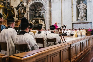 Roma-İtalya-10-24-2015. Kutsal Papalık ayini Aziz Peter 's Chair' de, Latince Ayin 'de, Vatikan' daki Aziz Peter Bazilikası 'nda, hac Summorum Pontificum