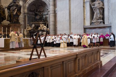 Roma-İtalya-10-24-2015. Kutsal Papalık ayini Aziz Peter 's Chair' de, Latince Ayin 'de, Vatikan' daki Aziz Peter Bazilikası 'nda, hac Summorum Pontificum