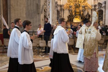 Roma-İtalya-10-24-2015. Kutsal Papalık ayini Aziz Peter 's Chair' de, Latince Ayin 'de, Vatikan' daki Aziz Peter Bazilikası 'nda, hac Summorum Pontificum