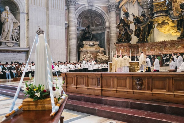 Roma-İtalya-10-24-2015. Kutsal Papalık ayini Aziz Peter 's Chair' de, Latince Ayin 'de, Vatikan' daki Aziz Peter Bazilikası 'nda, hac Summorum Pontificum