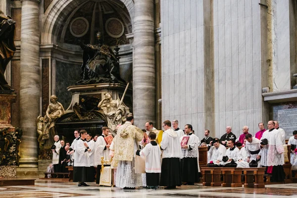 Roma-İtalya-10-24-2015. Kutsal Papalık ayini Aziz Peter 's Chair' de, Latince Ayin 'de, Vatikan' daki Aziz Peter Bazilikası 'nda, hac Summorum Pontificum