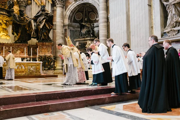Roma-İtalya-10-24-2015. Kutsal Papalık ayini Aziz Peter 's Chair' de, Latince Ayin 'de, Vatikan' daki Aziz Peter Bazilikası 'nda, hac Summorum Pontificum