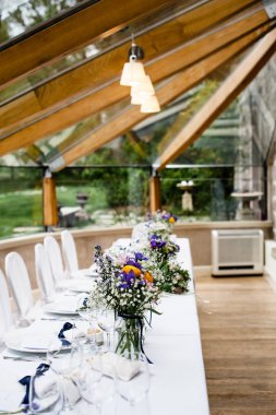 Düğün gala yemeği için masalar hazır.