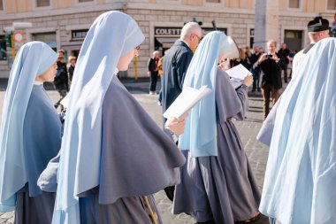 ROME-ITALY-24 10 2015, Roma sokaklarında dini geçit töreni ve Vatikan rahipleri, rahipler ve rahipler, 2015 hac Summorum Pontificum 'unda yürümek için dua ediyorlar.