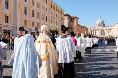 ROME-ITALY-24 10 2015, Roma sokaklarında dini geçit töreni ve Vatikan rahipleri, rahipler ve rahipler, 2015 hac Summorum Pontificum 'unda yürümek için dua ediyorlar.
