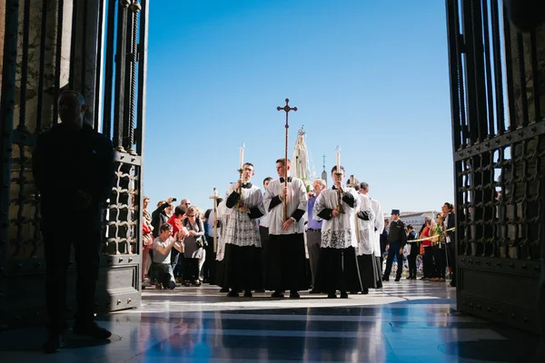 ROME-ITALY-24 10 2015, Roma sokaklarında dini geçit töreni ve Vatikan rahipleri, rahipler ve rahipler, 2015 hac Summorum Pontificum 'unda yürümek için dua ediyorlar.