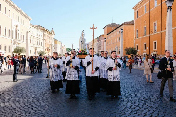 ROME-ITALY-24 10 2015, Roma sokaklarında dini geçit töreni ve Vatikan rahipleri, rahipler ve rahipler, 2015 hac Summorum Pontificum 'unda yürümek için dua ediyorlar.