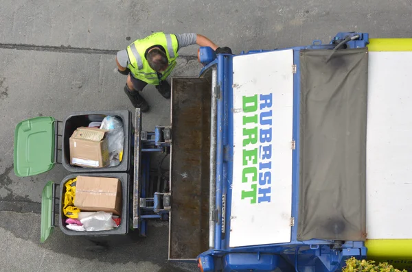 Bir çöp kamyonu yükleme çöp adam — Stok fotoğraf