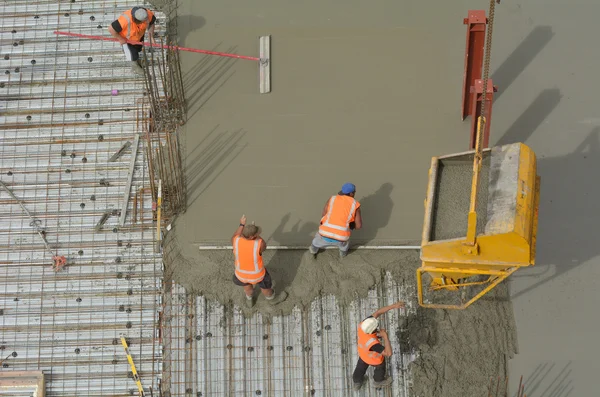 Bouw bouwers toe te passen en herverdeling cement in gebouw s — Stockfoto