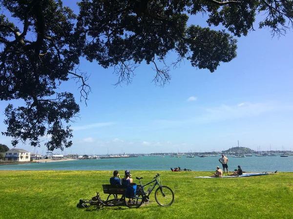 Visiteurs dans la baie d'Okahu à Auckland Nouvelle-Zélande — Photo